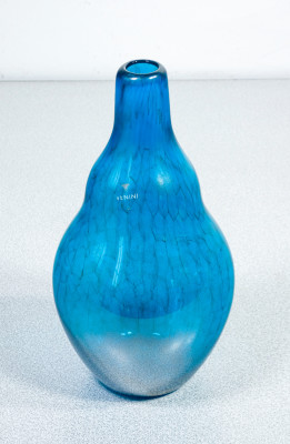 Carlo SCARPA per VENINI. Vaso in vetro soffiato blu iridescente. Numerato 22/49. Edizione Centenario. Italia, 2006