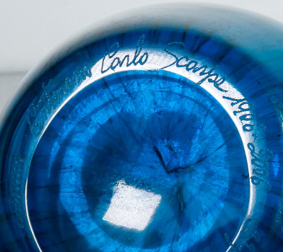 Carlo SCARPA per VENINI. Vaso in vetro soffiato blu iridescente. Numerato 22/49. Edizione Centenario. Italia, 2006