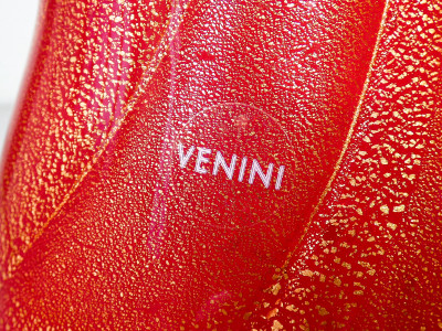Carlo SCARPA per VENINI. Vaso in vetro soffiato rosso con inclusioni dorate. Numerato 22/49. Edizione Centenario. Italia, 2006