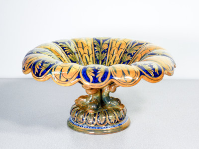 Alzata in maiolica a lustro firmato ROBBIA, corolla baccellata dipinta a motivi fogliati, quattro delfini alla base. Gualdo Tadino, Metà Novecento