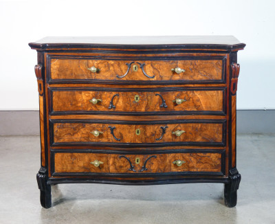 Comò Luigi XIV, originale d'epoca in legno e radica di noce con dettagli ebanizzati. Quattro cassetti. Primo Settecento