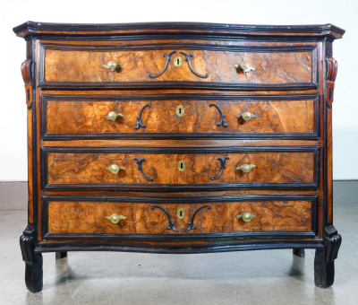 Comò Luigi XIV, originale d'epoca in legno e radica di noce con dettagli ebanizzati. Quattro cassetti. Primo Settecento