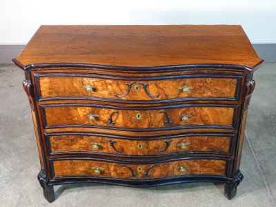 Comò Luigi XIV, originale d'epoca in legno e radica di noce con dettagli ebanizzati. Quattro cassetti. Primo Settecento