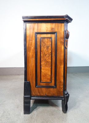 Comò Luigi XIV, originale d'epoca in legno e radica di noce con dettagli ebanizzati. Quattro cassetti. Primo Settecento