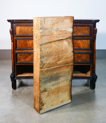 Comò Luigi XIV, originale d'epoca in legno e radica di noce con dettagli ebanizzati. Quattro cassetti. Primo Settecento