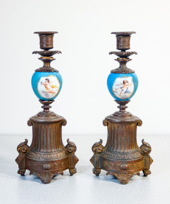Coppia di candelabri Luigi XVI in metallo, con elementi in ceramica dipinta a mano. Fine Settecento Primo Ottocento