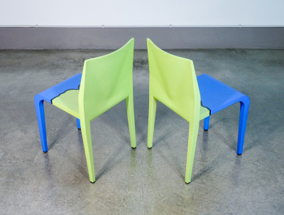 Coppia di sedie Laleggera parte dell'opera Mezzoterra Mezzomare I Mediterranei, di Michelangelo PISTOLETTO. Italia, 2009