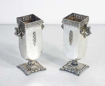Coppia di vasi porta grissini in argento 800. Italia, Fine Ottocento