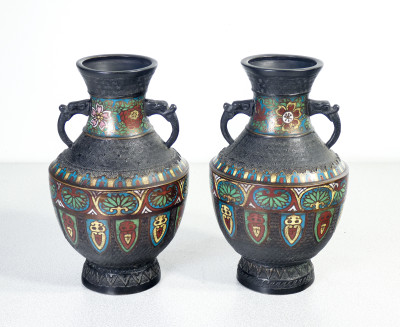 ?? ANTICA COPPIA VASI GIAPPONE CHAMPLEVE CLOISONNE BRONZO SMALTO EPOCA XX SEC.