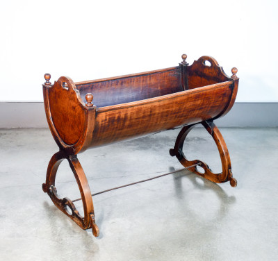 Culla ottocentesca in stile Impero in legno massello di noce. Italia, Ottocento