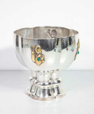 Grande coppa, vaso centrotavola in argento 925 con quattro figure in bassorilievo dorato. Francia, Novecento