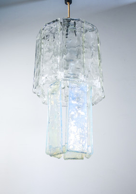 Lampadario design F.lli TOSO, con elementi diffusori componibili in vetro soffiato a due colori. Murano Italia, 1970 ca.