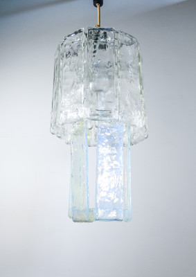 Lampadario design F.lli TOSO, con elementi diffusori componibili in vetro soffiato a due colori. Murano Italia, 1970 ca.