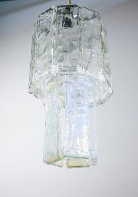 Lampadario design F.lli TOSO, con elementi diffusori componibili in vetro soffiato a due colori. Murano Italia, 1970 ca.