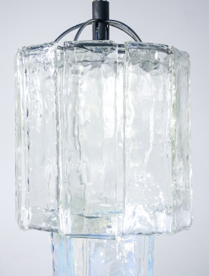 Lampadario design F.lli TOSO, con elementi diffusori componibili in vetro soffiato a due colori. Murano Italia, 1970 ca.