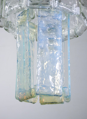 Lampadario design F.lli TOSO, con elementi diffusori componibili in vetro soffiato a due colori. Murano Italia, 1970 ca.