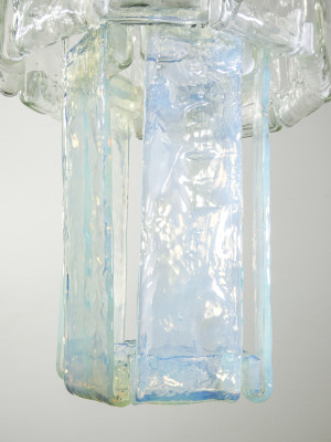 Lampadario design F.lli TOSO, con elementi diffusori componibili in vetro soffiato a due colori. Murano Italia, 1970 ca.
