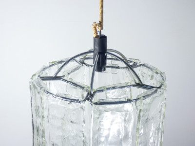 Lampadario design F.lli TOSO, con elementi diffusori componibili in vetro soffiato a due colori. Murano Italia, 1970 ca.