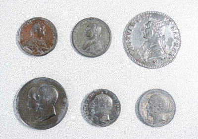 Lotto di medaglie francesi, raffiguranti Luigi XV, Maurizio di Sassonia, Luigi XVI e Napoleone III con la consorte Eugenia. Francia
