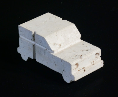 Scultura di macchinina design F.lli MANNELLI, in travertino di Rapolano. Italia, Anni 70