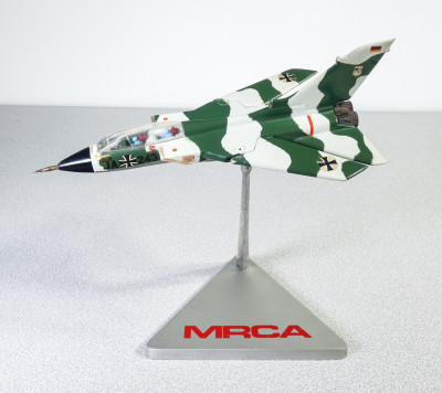Modellino di aereo da guerra in alluminio, Panavia Tornado. Anni 80