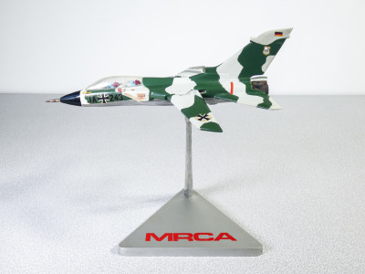 Modellino di aereo da guerra in alluminio, Panavia Tornado. Anni 80