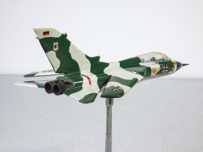 Modellino di aereo da guerra in alluminio, Panavia Tornado. Anni 80
