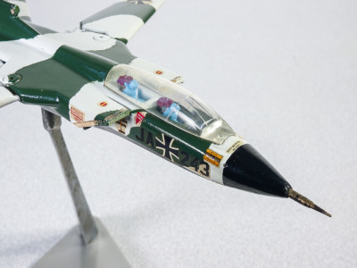 Modellino di aereo da guerra in alluminio, Panavia Tornado. Anni 80