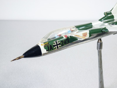 Modellino di aereo da guerra in alluminio, Panavia Tornado. Anni 80