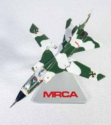 Modellino di aereo da guerra in alluminio, Panavia Tornado. Anni 80