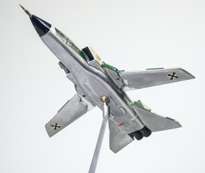 Modellino di aereo da guerra in alluminio, Panavia Tornado. Anni 80