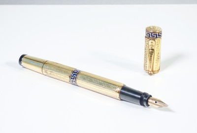 Penna stilografica WATERMAN 42 ½ Ideal pennino rientrante, laminata in oro 18 kr, con greche in smalto. USA, Anni 30