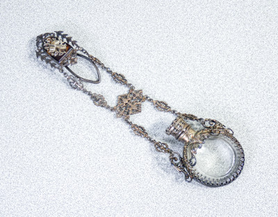 Fiala porta essenze con catenella in metallo e cristallo. Italia, Secondo Ottocento 