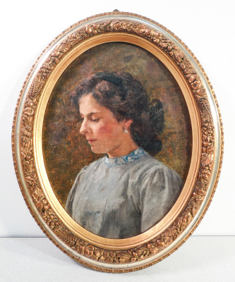 Ritratto di giovane donna in olio su tela, in cornice ovale dorata. Italia, Fine Ottocento