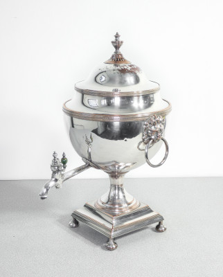 Samovar vittoriano in silverplate, con maniglie sostenute da teste di leone. Inghilterra, Ottocento