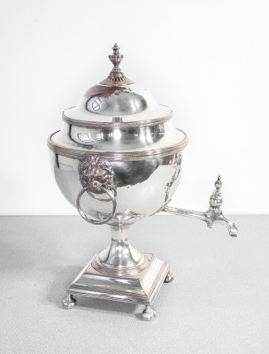Samovar vittoriano in silverplate, con maniglie sostenute da teste di leone. Inghilterra, Ottocento