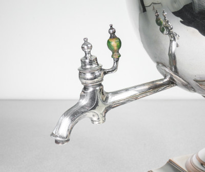 Samovar vittoriano in silverplate, con maniglie sostenute da teste di leone. Inghilterra, Ottocento