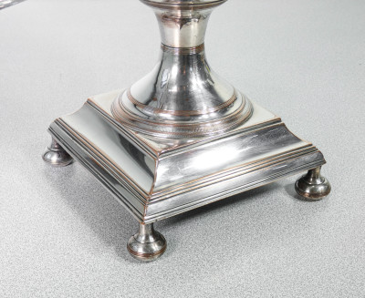Samovar vittoriano in silverplate, con maniglie sostenute da teste di leone. Inghilterra, Ottocento