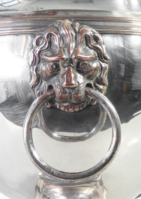 Samovar vittoriano in silverplate, con maniglie sostenute da teste di leone. Inghilterra, Ottocento