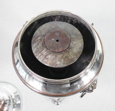 Samovar vittoriano in silverplate, con maniglie sostenute da teste di leone. Inghilterra, Ottocento