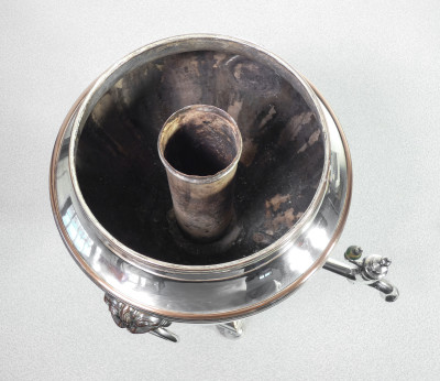 Samovar vittoriano in silverplate, con maniglie sostenute da teste di leone. Inghilterra, Ottocento