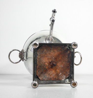 Samovar vittoriano in silverplate, con maniglie sostenute da teste di leone. Inghilterra, Ottocento