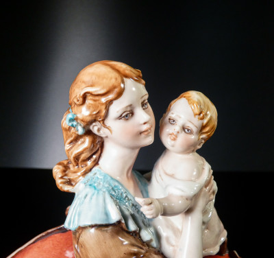 Scultura in ceramica di Donna con Bambino. Bruno MERLI, Capodimonte. Novecento