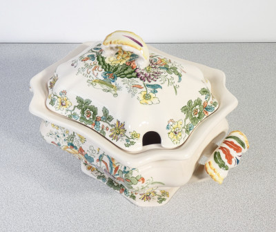Servizio da tavola MASON'S in ceramica decorata, composto da 41 pezzi. Inghilterra, Novecento