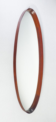 Specchio con cornice ovale in legno. Design scandinavo, Anni 70