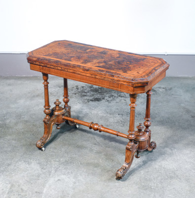 Tavolino da gioco apribile in legno di noce e radica. Ottocento