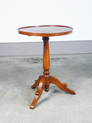 Tavolino di servizio, gueridon con piano tondo in legno massello di noce. Italia, Ottocento