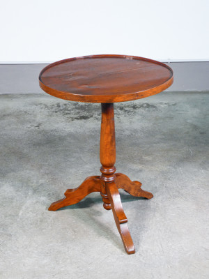 Tavolino di servizio, gueridon con piano tondo in legno massello di noce. Italia, Ottocento