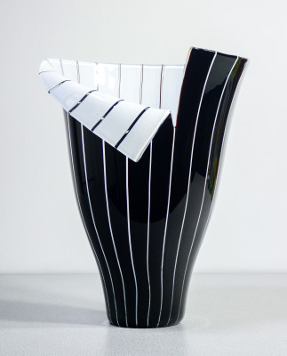 Vaso in vetro soffiato a canne bianche e nere, della serie Spacchi, design Toni ZUCCHERI per BAROVIER & TOSO. Murano, 1985