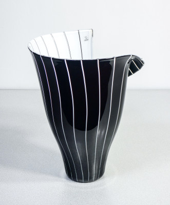 Vaso in vetro soffiato a canne bianche e nere, della serie Spacchi, design Toni ZUCCHERI per BAROVIER & TOSO. Murano, 1985